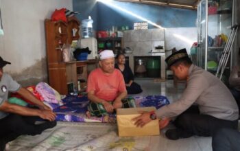 Minggu Kasih, Kapolres Jembrana Bagikan Bantuan Sosial Untuk Warga Kurang