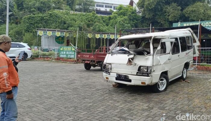 Minibus Angkut Anak TK Kecelakaan di Silayur Semarang, Terguling Usai Ditabrak Truk