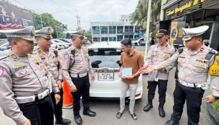 Mobil Jazz Berpelat Huruf Kanji Viral, Satlantas Polresta Malang Kota Bertindak