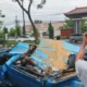 Mobil Keluarga Di Semarang Tertimpa Pohon, Dua Penumpang Alami Luka Luka