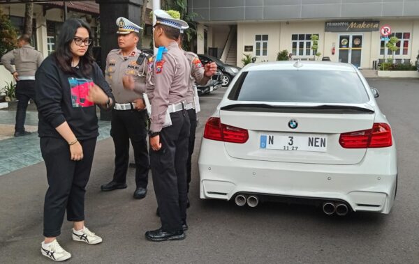 Mobil Mewah Dengan Nopol Tak Senonoh Yang Viral Diamankan Polresta