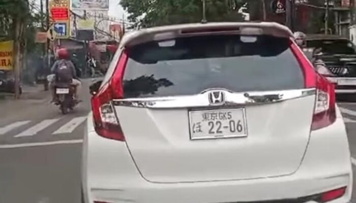 Viral! Mobil Berpelat Jepang Berkeliaran di Malang, Pemilik Ditilang