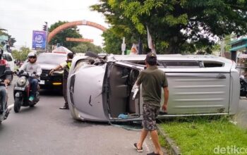 Ninja Hantam Avanza Di Palur Karanganyar, Mobil Terguling Di Jalan