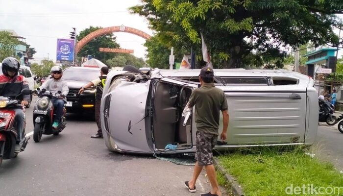 Ninja Hantam Avanza di Palur Karanganyar, Mobil Terguling di Jalan