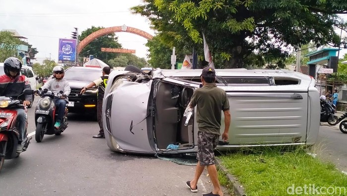 Ninja Hantam Avanza Di Palur Karanganyar, Mobil Terguling Di Jalan