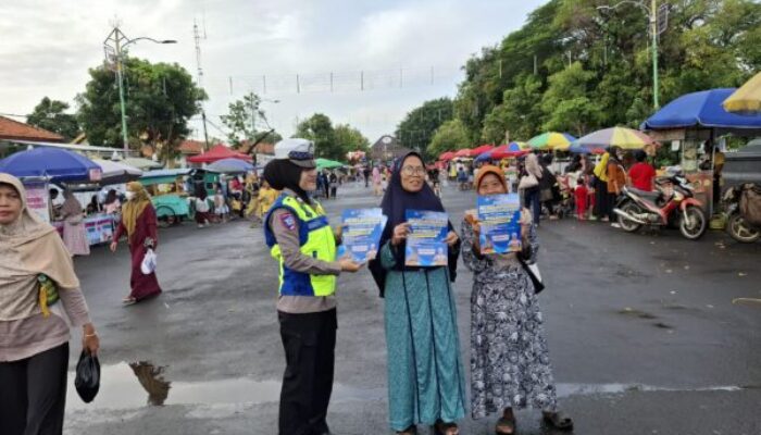 Operasi Keselamatan Candi 2025: Polres Batang Bagikan Brosur dan Stiker di CFD