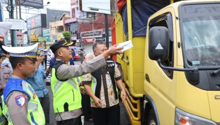 Ops Keselamatan Lalu Lintas Candi 2024: Polres Banjarnegara Bagikan Es Dawet Ayu