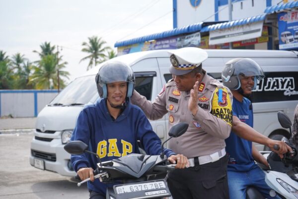 Ops Keselamatan Seulawah 2025: Dirlantas Polda Aceh Bagikan Helm Dan