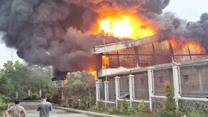 Pabrik Sepatu Di Kalijambe Sragen Dilalap Api, Asap Tebal Selimuti