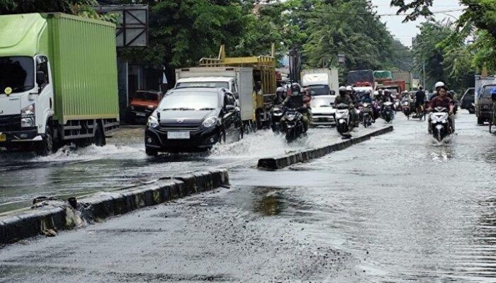 Pantura Kendal Lumpuh karena Banjir, Mobil dan Truk Diarahkan ke Tol Weleri