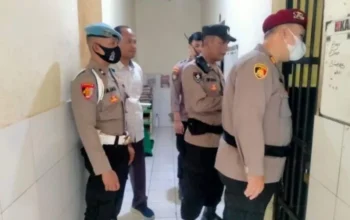 Pastikan Keamanan, Piket Polresta Surakarta Cek Dan Sterilkan Ruang Tahanan