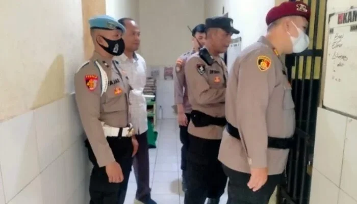 Cegah Ancaman, Piket Polresta Surakarta Razia Barang Berbahaya di Ruang Tahanan