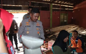 Peduli, Kapolres Grobogan Kunjungi Bocah 7 Tahun Yang Diasuh Ibu