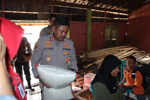 Peduli, Kapolres Grobogan Kunjungi Bocah 7 Tahun Yang Diasuh Ibu