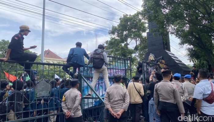 Pendekatan Persuasif, Polisi Amankan Massa Demo di Kota Semarang