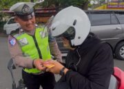 Sat Lantas Polres Grobogan Berikan Cokelat kepada Pengendara Motor yang Tertib