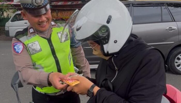 Pengendara Motor Tertib di Grobogan Dapat Cokelat dari Sat Lantas Polres Grobogan