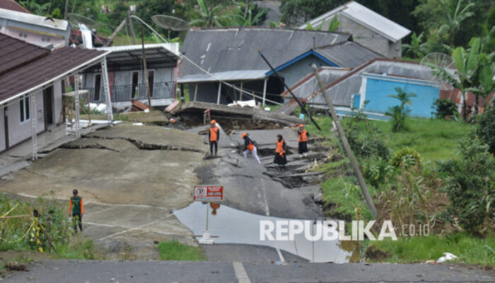 Pergerakan Tanah di Banjarnegara Kian Parah, Rumah Warga Tinggal Atap