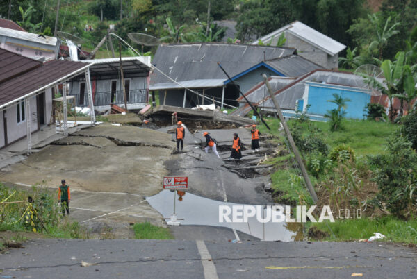 Pergerakan Tanah Di Banjarnegara Kian Parah, Rumah Warga Tinggal Atap