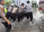 Polda Jateng Dan Polrestabes Semarang Kerahkan Personel Bantu Pengendara Terjebak