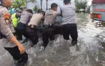 Polda Jateng Dan Polrestabes Semarang Kerahkan Personel Bantu Pengendara Terjebak