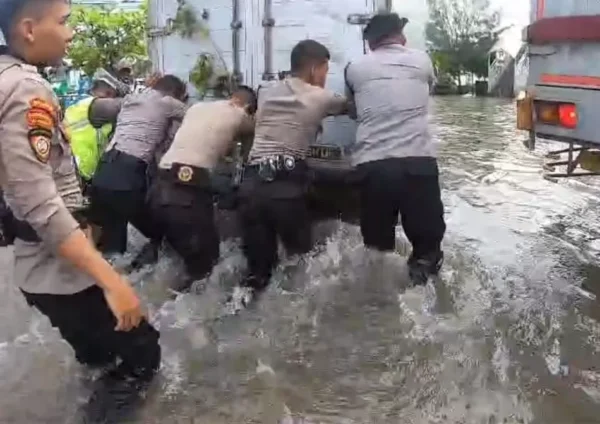 Polda Jateng Dan Polrestabes Semarang Kerahkan Personel Bantu Pengendara Terjebak