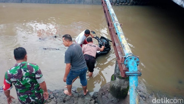 Polisi Cari Pemilik Motor Honda Pcx Yang Ditemukan Di Saluran