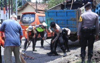 Polisi Inisiatif Tambal Jalan Provinsi Di Pekalongan Demi Kelancaran Lalu