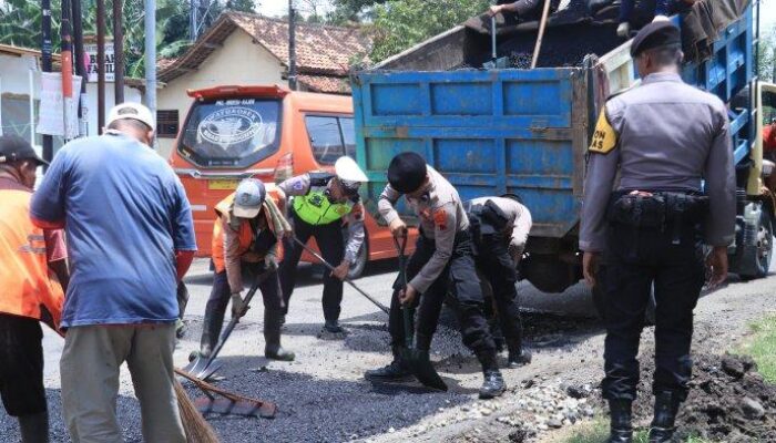 Polisi Inisiatif Tambal Jalan Provinsi di Pekalongan Demi Kelancaran Lalu Lintas