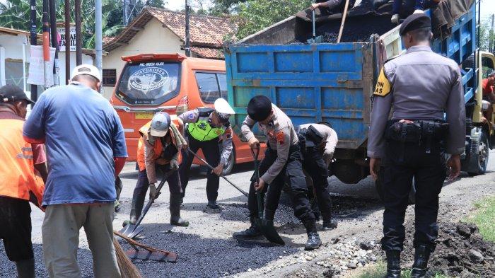 Polisi Inisiatif Tambal Jalan Provinsi Di Pekalongan Demi Kelancaran Lalu