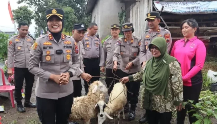 Polisi Semarang Bantu Masyarakat dengan Sumbangan Kambing untuk Ketahanan Pangan