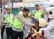 Polres Banjarnegara Bagikan Helm Dan Dawet Gratis, Warga Semringah