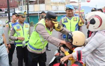 Polres Banjarnegara Bagikan Helm Dan Dawet Gratis, Warga Semringah