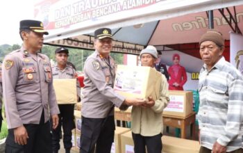 Polres Banjarnegara Beri Trauma Healing Juga Bansos Warga Terdampak Tanah