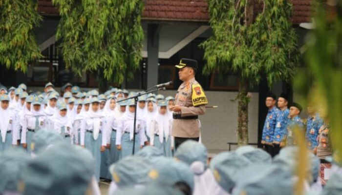 Polres Banjarnegara Sambangi Sekolah, Ajak Pelajar Tertib Berlalu Lintas di Ops Keselamatan Candi 2025