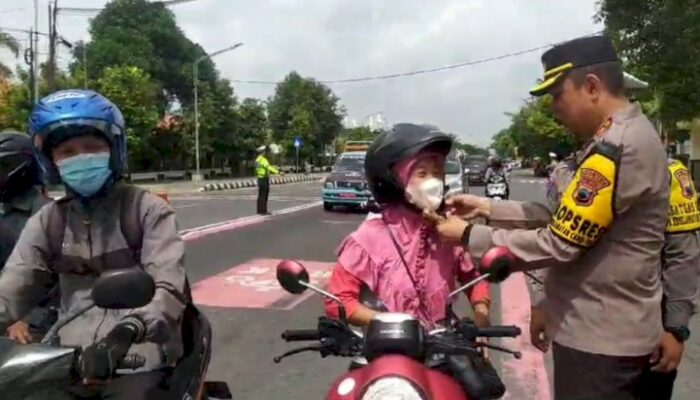 Polres Karanganyar Beri Apresiasi ke Pengendara dengan Coklat dan Helm