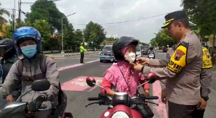 Polres Karanganyar Bagikan Coklat Dan Helm Untuk Pengguna Jalan