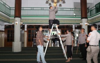 Polresta Malang Kota Dan Mahasiswa Gotong Royong Bersihkan Masjid Dalam