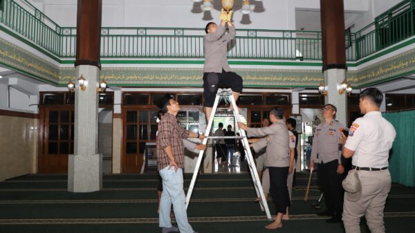 Polresta Malang Kota Dan Mahasiswa Gotong Royong Bersihkan Masjid Dalam