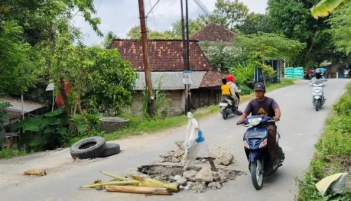 Aksi Warga Toroh Grobogan Tutup Jalan Berlubang, Pemkab Beri Tanggapan