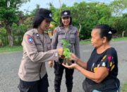 Polsek Kota Jembrana Bagikan Bibit Cabai Dan Terong Untuk Dukung Ketahanan Pangan di Desa Yeh Kuning