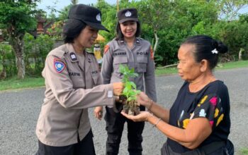 Program Ketahanan Pangan, Polsek Kota Jembrana Salurkan Bibit Cabai Dan