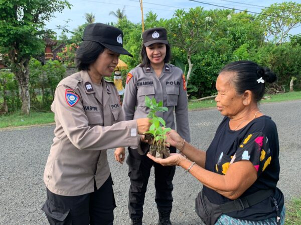 Program Ketahanan Pangan, Polsek Kota Jembrana Salurkan Bibit Cabai Dan