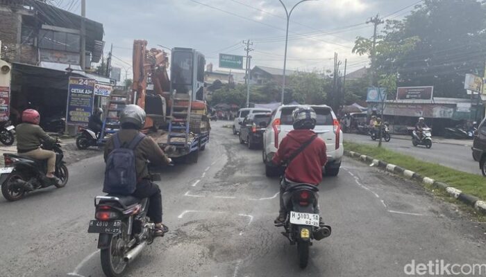 Jalan Berlubang di Prof Hamka Semarang, Warga: Bahaya Banget!