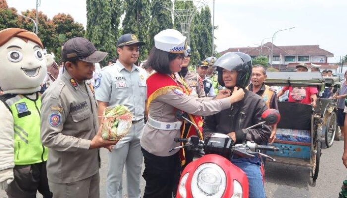 Unik! Satlantas Polres Purbalingga Beri Sayuran dan Helm di Operasi Keselamatan 2025