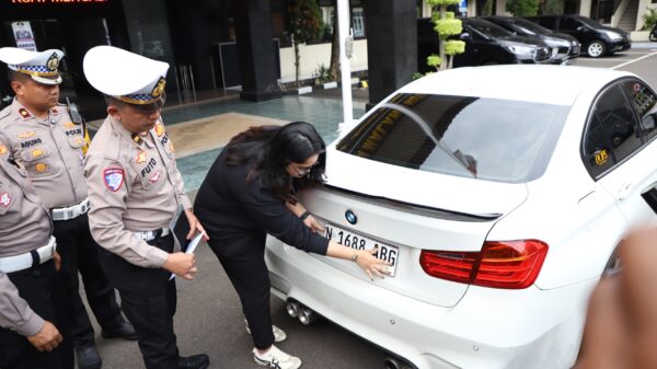 Satlantas Polresta Malang Kota Bertindak! Bmw Berpelat Palsu Tak Bisa