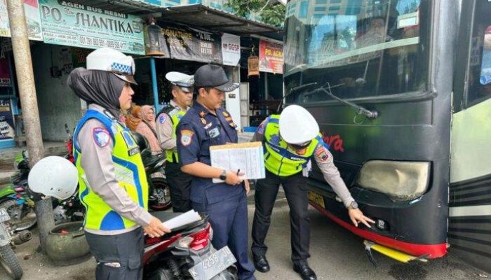 Satlantas Polresta Pati Cek Kondisi Bus di Terminal Kembangjoyo, Persiapkan Mudik Lebaran 2025