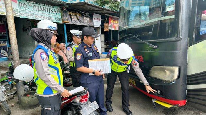 Satlantas Polresta Pati Lakukan Pemeriksaan Bus Di Terminal Kembangjoyo Menyambut