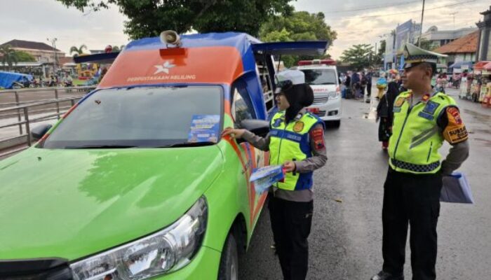 Subsatgas Dikmas Batang Edukasi Masyarakat di Car Free Day