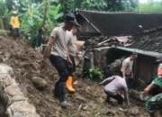 Tni Polri Laksanakan Kerja Bakti Bersihkan Puing Longsor Di Sukoharjo